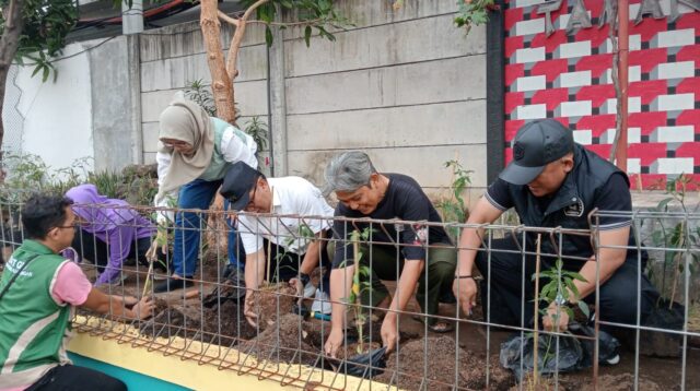 Warga Wonodri Sulap Taman DheDhe Jadi Lahan Urban Farming Cabai