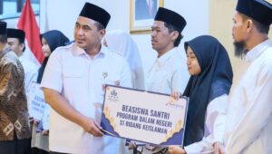Serahkan Beasiswa Santri, Taj Yasin Tekankan Pentingnya Integrasi STEM dan Pesantren