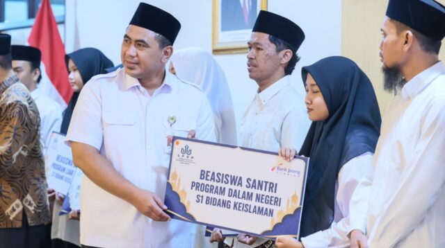Serahkan Beasiswa Santri, Taj Yasin Tekankan Pentingnya Integrasi STEM dan Pesantren