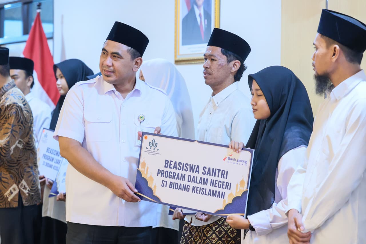 Serahkan Beasiswa Santri, Taj Yasin Tekankan Pentingnya Integrasi STEM dan Pesantren Serahkan Beasiswa Santri, Taj Yasin Tekankan Pentingnya Integrasi STEM dan Pesantren