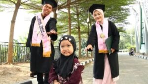 Dari Keterbatasan Ekonomi hingga Wisuda Bersama, Pasutri Ini Raih Gelar Doktor-Magister