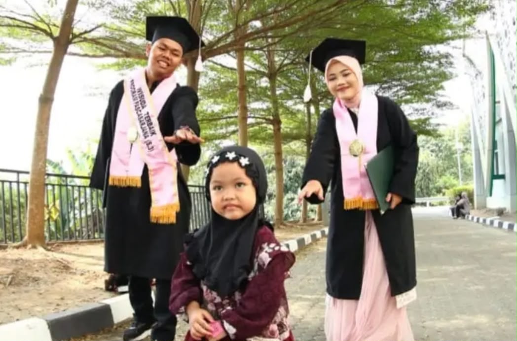 Dari Keterbatasan Ekonomi hingga Wisuda Bersama, Pasutri Ini Raih Gelar Doktor-Magister Dari Keterbatasan Ekonomi hingga Wisuda Bersama, Pasutri Ini Raih Gelar Doktor-Magister