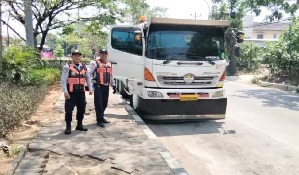 Cegah Blind Spot dan Kemacetan, Dishub Semarang Larang Truk Parkir di U-Turn Pudak Payung Cegah Blind Spot dan Kemacetan, Dishub Semarang Larang Truk Parkir di U-Turn Pudak Payung