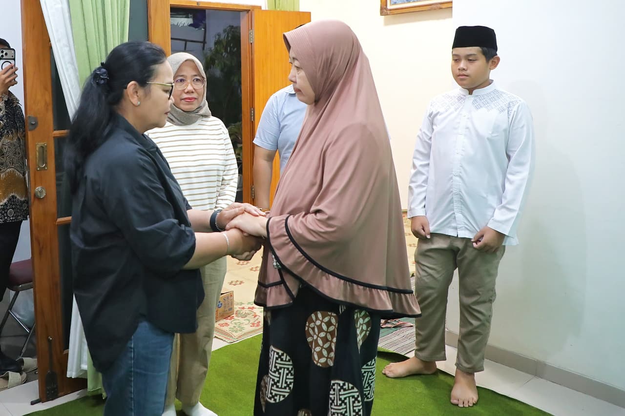 Takziah ke Rumah Duka, Wali Kota Agustina Dampingi Keluarga Korban Kebakaran Takziah ke Rumah Duka, Wali Kota Agustina Dampingi Keluarga Korban Kebakaran