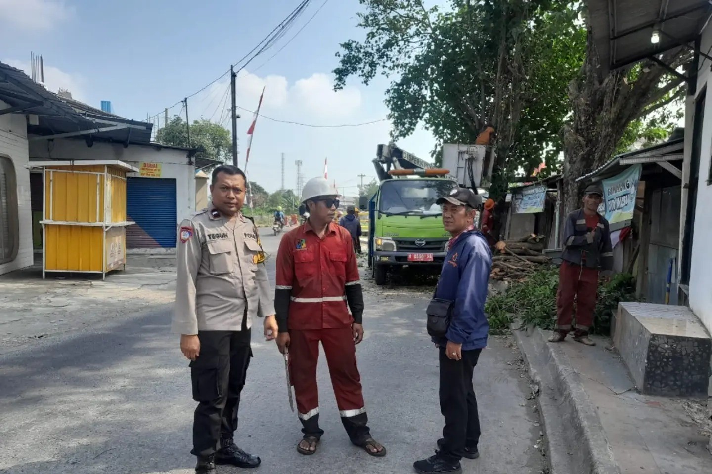 Disperkim Semarang Pangkas Pohon di Tlogosari Raya I Cegah Pohon Tumbang