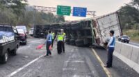 Diduga Rem Bermasalah, Truk Biji Plastik Terguling di Tol Solo-Semarang Ungaran