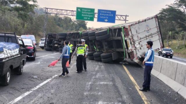 Diduga Rem Bermasalah, Truk Biji Plastik Terguling di Tol Solo-Semarang Ungaran