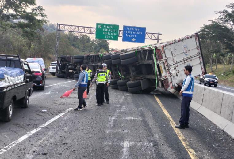 Diduga Rem Bermasalah, Truk Biji Plastik Terguling di Tol Solo-Semarang Ungaran