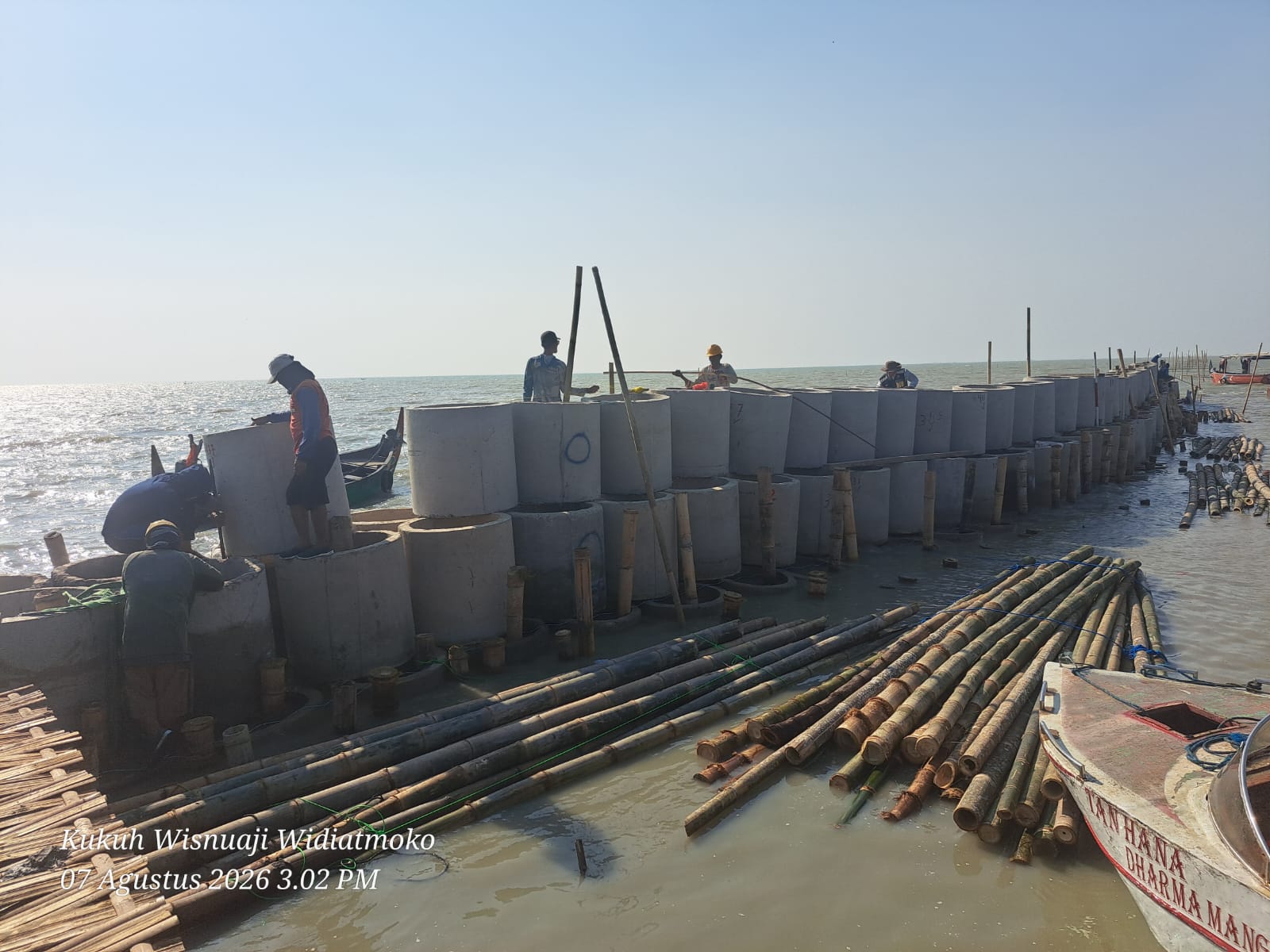 Dosen Teknik Sipil USM Kembangkan Platform Apung untuk Dukung Tanggul Pantai Demak Dosen Teknik Sipil USM Kembangkan Platform Apung untuk Dukung Tanggul Pantai Demak