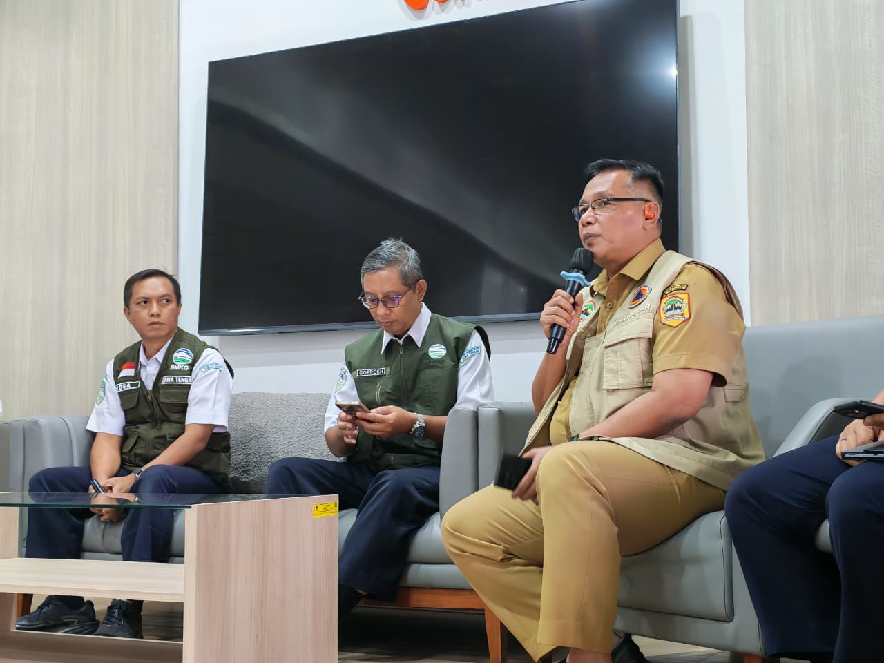 Pemprov Jateng Siapkan Operasi Modifikasi Cuaca untuk Percepat Pemadaman TPA Putri Cempo Pemprov Jateng Siapkan Operasi Modifikasi Cuaca untuk Percepat Pemadaman TPA Putri Cempo