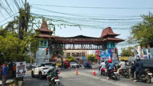 Gerbang PRPP Semarang Rusak Ditabrak Truk Kontainer, Material Berjatuhan ke Jalan