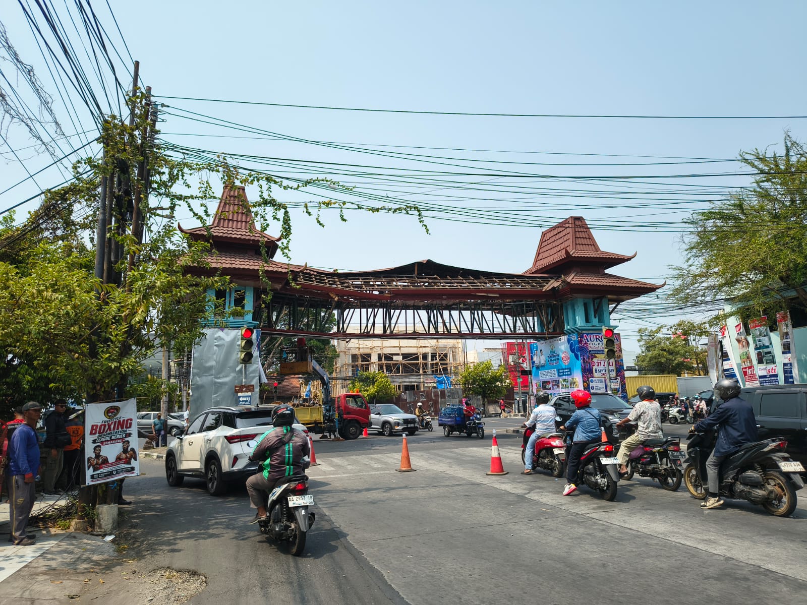 Gerbang PRPP Semarang Rusak Ditabrak Truk Kontainer, Material Berjatuhan ke Jalan
