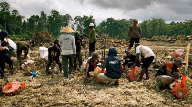 TEP UNDIP Ikut Tanam Padi Bersama Petani Senggi, Hidupkan Semangat Royongan di Keerom
