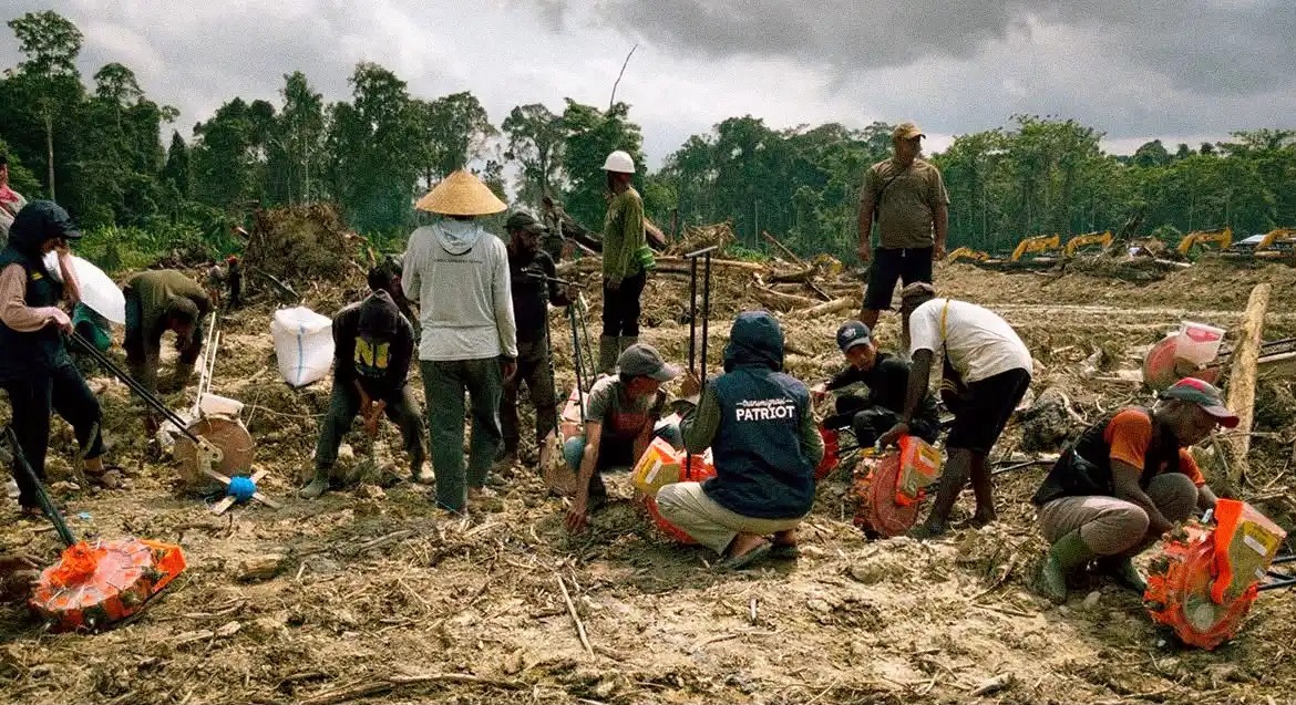 TEP UNDIP Ikut Tanam Padi Bersama Petani Senggi, Hidupkan Semangat Royongan di Keerom