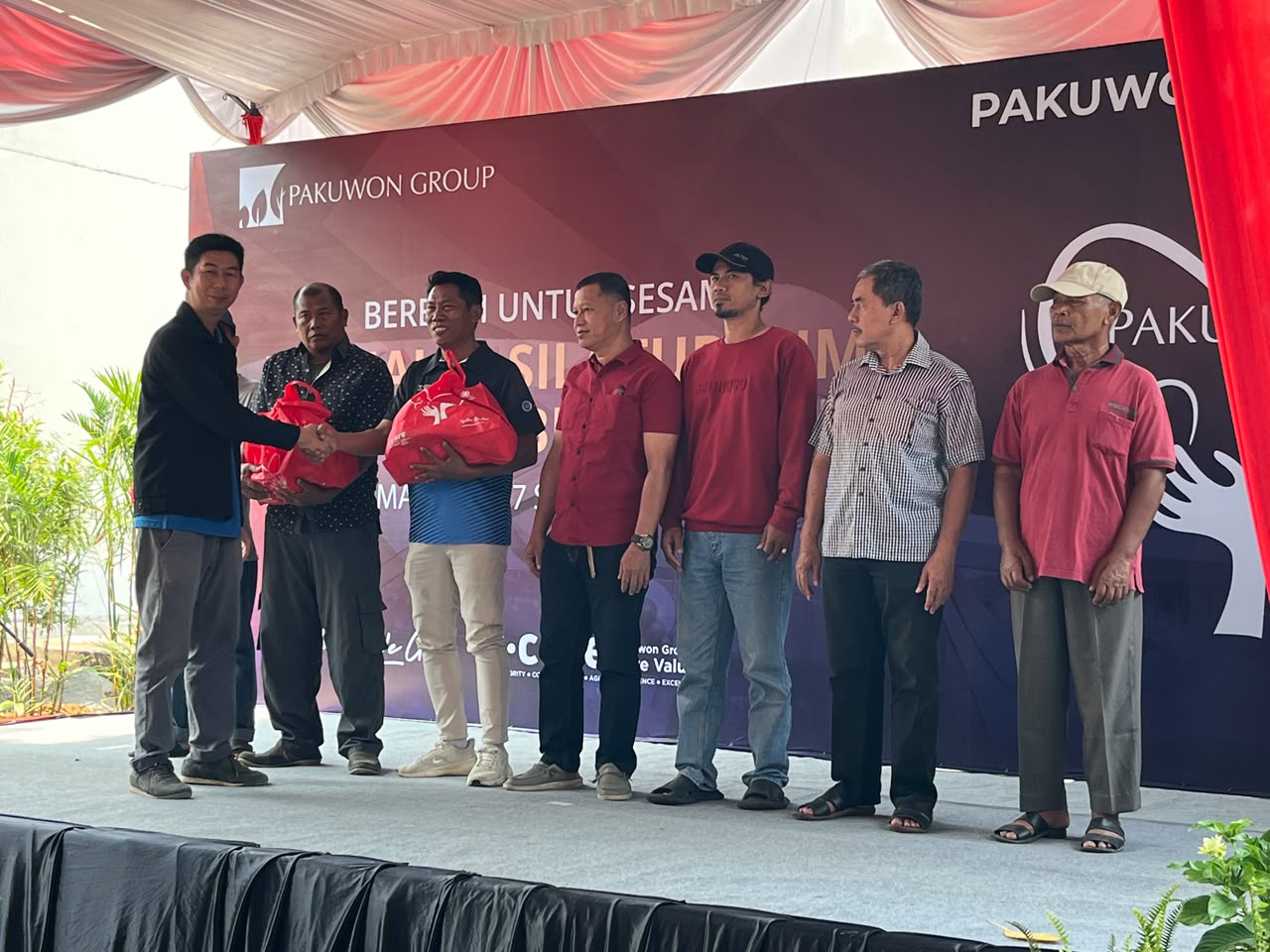 Pakuwon Mall Semarang Bagikan 750 Paket Sembako untuk Warga Tinjomoyo