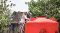 USM Berikan Bantuan Toren Air untuk Warga Desa Ngrombo Sragen yang Dilanda Kekeringan USM Berikan Bantuan Toren Air untuk Warga Desa Ngrombo Sragen yang Dilanda Kekeringan
