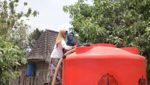 USM Berikan Bantuan Toren Air untuk Warga Desa Ngrombo Sragen yang Dilanda Kekeringan