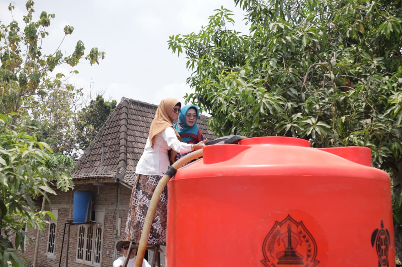 USM Berikan Bantuan Toren Air untuk Warga Desa Ngrombo Sragen yang Dilanda Kekeringan USM Berikan Bantuan Toren Air untuk Warga Desa Ngrombo Sragen yang Dilanda Kekeringan