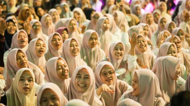 Ribuan Kafilah dan Warga Meriahkan Malam Kebersamaan MTQ Nasional di Semarang