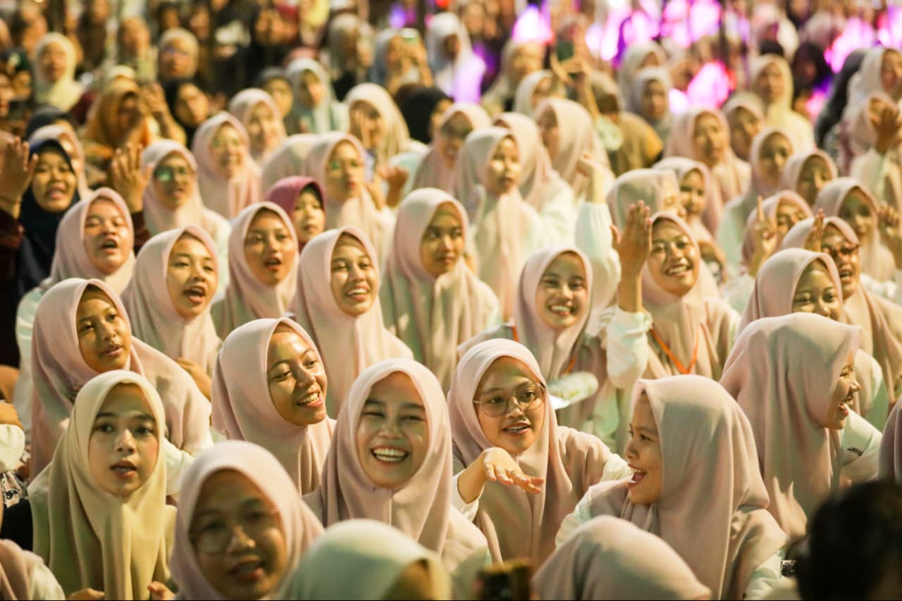 Ribuan Kafilah dan Warga Meriahkan Malam Kebersamaan MTQ Nasional di Semarang Ribuan Kafilah dan Warga Meriahkan Malam Kebersamaan MTQ Nasional di Semarang