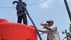 USM Salurkan Bantuan Toren dan 136 Ribu Liter Air untuk Warga Terdampak Kekeringan