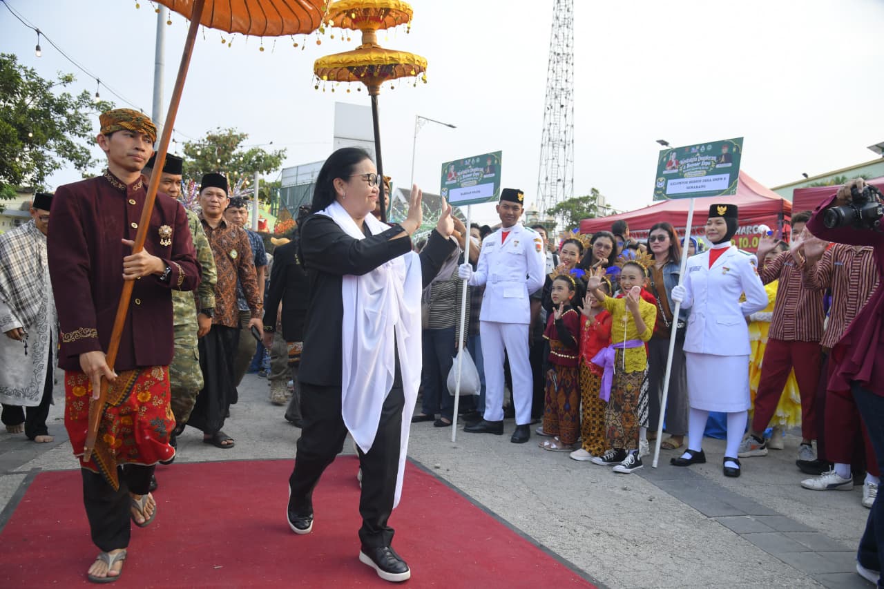 Wali Kota Semarang Agustina Kenalkan Tradisi Dugderan Semarang kepada Kafilah MTQ Nasional XXXI Wali Kota Semarang Agustina Kenalkan Tradisi Dugderan Semarang kepada Kafilah MTQ Nasional XXXI