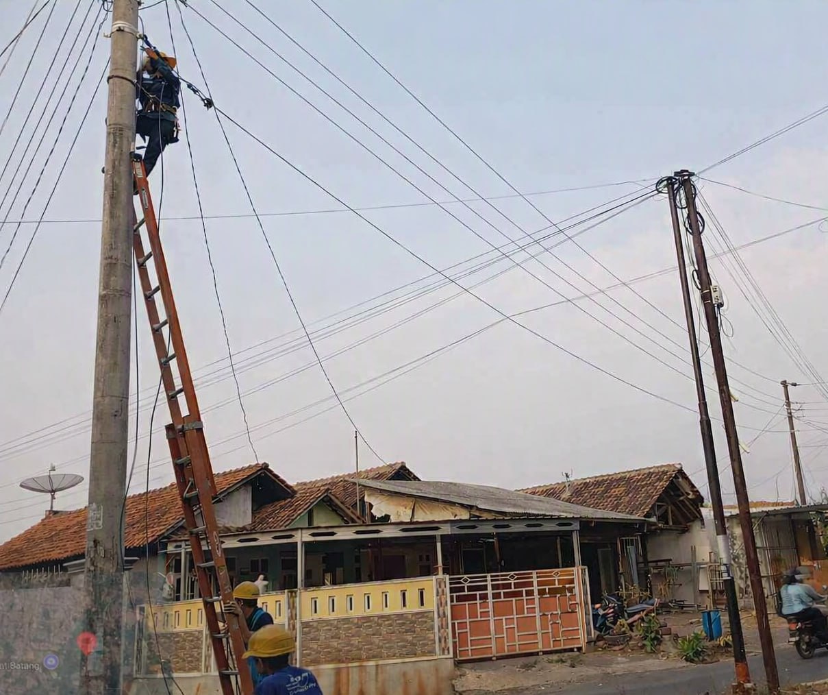 PLN Icon Plus Jaga Keandalan Jaringan melalui Perapihan Kabel di Batang
