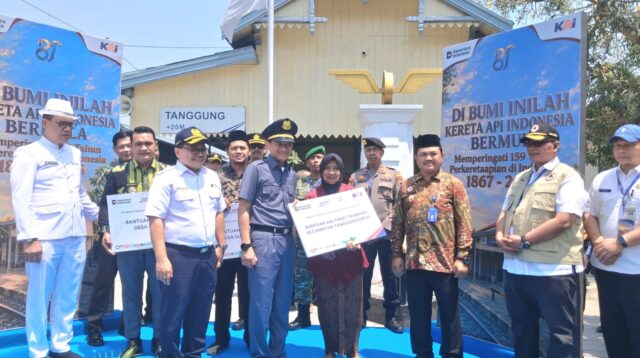 HUT ke-81 KAI, Warga Sekitar Stasiun Tanggung dan Kedungjati Terima Bantuan