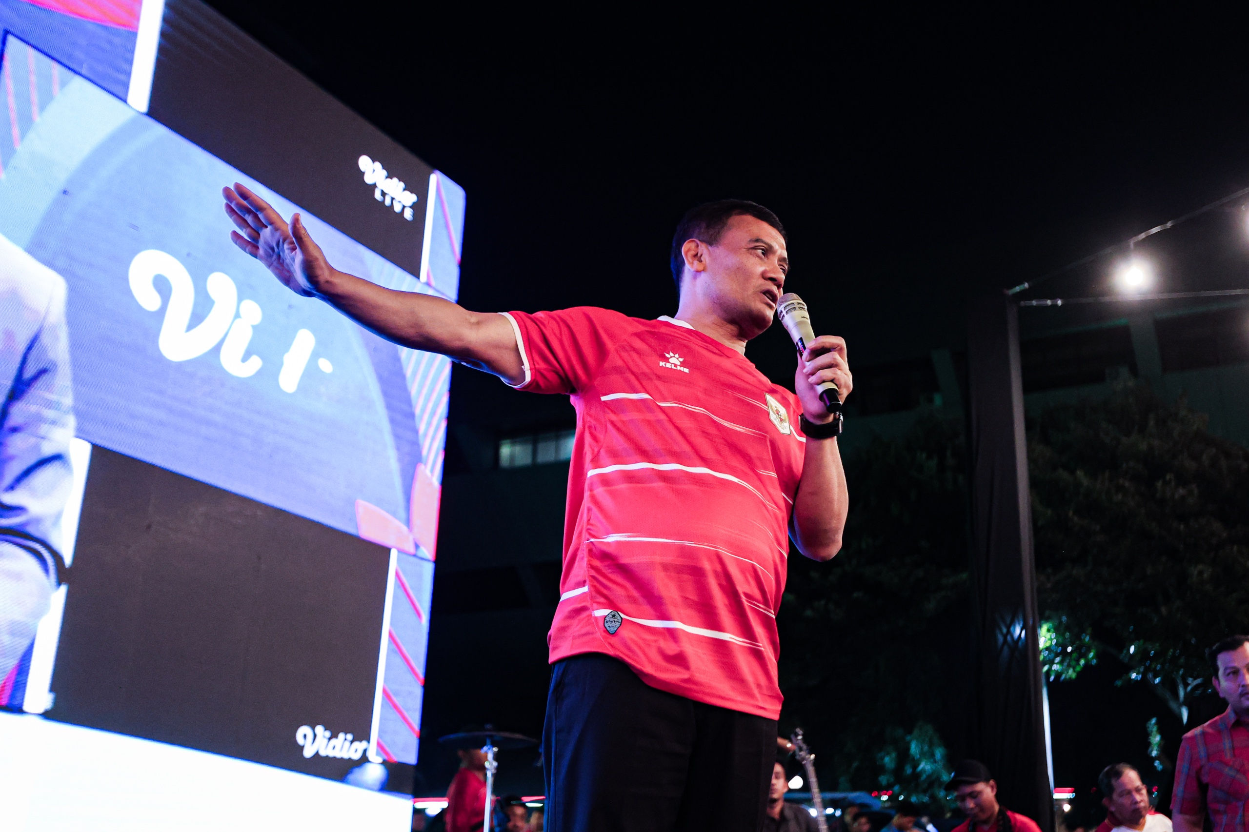Wujud Kebersamaan di Rumah Rakyat, Gubernur Luthfi Nobar Timnas Bersama Ribuan Warga
