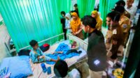Gibran Bersama Ahmad Luthfi Tinjau Pasien Dugaan Keracunan Makan Bergizi Gratis di Batang