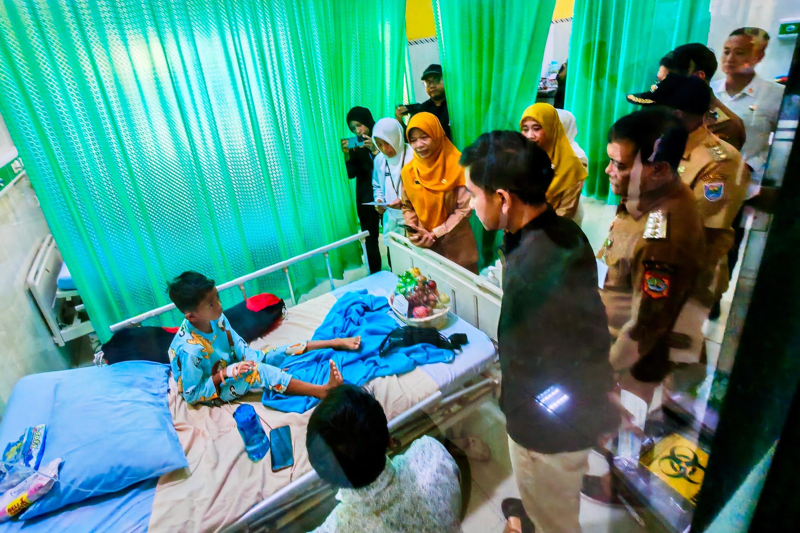 Gibran Bersama Ahmad Luthfi Tinjau Pasien Dugaan Keracunan Makan Bergizi Gratis di Batang Gibran Bersama Ahmad Luthfi Tinjau Pasien Dugaan Keracunan Makan Bergizi Gratis di Batang
