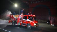 Tekan Dampak Kebakaran TPA Jatibarang, Pemkot Semarang Siram Jalan Permukiman Warga
