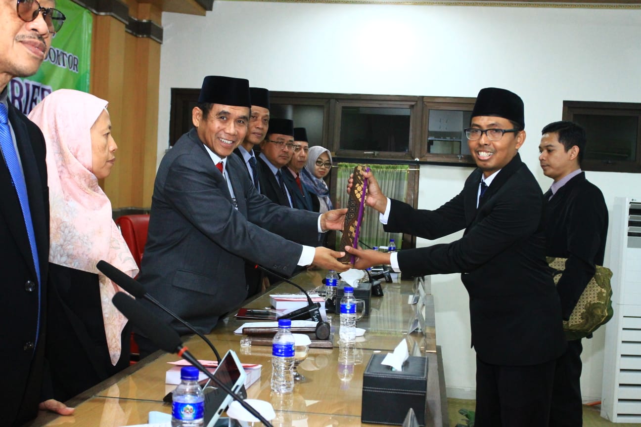 Mantan Loper Koran Raih Doktor UIN Walisongo, Sosok Arief Penuh Perjuangan Pendidikan