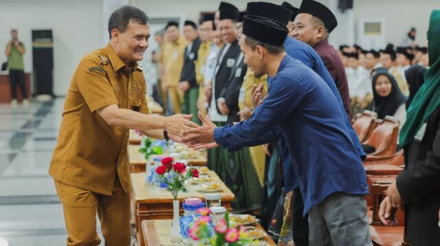 Jelang Hari Santri 2026, Ahmad Luthfi Salurkan Beasiswa untuk 424 Mahasantri dan 58 Santri Penggerak