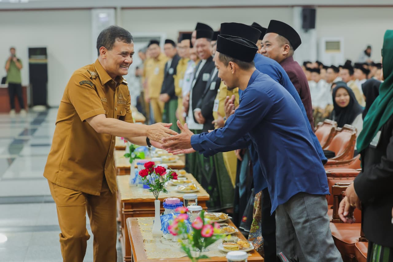 Jelang Hari Santri 2026, Ahmad Luthfi Salurkan Beasiswa untuk 424 Mahasantri dan 58 Santri Penggerak