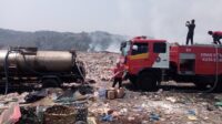 Petugas Waspadai Bara Terpendam Saat Kebakaran TPA Jatibarang Masuk Hari Kelima
