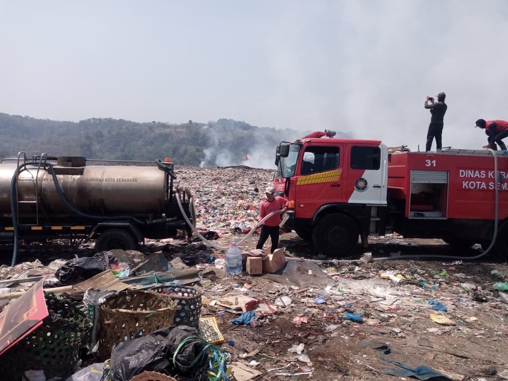 Petugas Waspadai Bara Terpendam Saat Kebakaran TPA Jatibarang Masuk Hari Kelima Petugas Waspadai Bara Terpendam Saat Kebakaran TPA Jatibarang Masuk Hari Kelima
