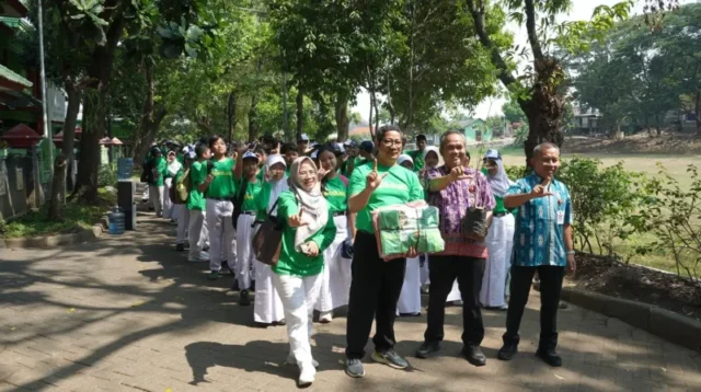 DLH Semarang Edukasi 282 Siswa SMPN 21 Olah Sampah Organik dan Tanam Pohon